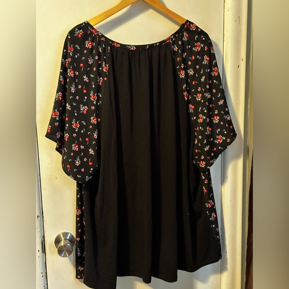 Additional Elle - black floral Vneck buttonless blouse short sleeve - Picture 6 of 6